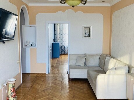 3 otaqlı köhnə tikili - 28 May m. - 70 m²