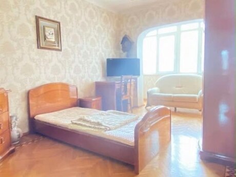 3 otaqlı köhnə tikili - Azadlıq Prospekti m. - 90 m²