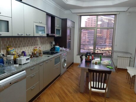Kirayə 4 otaqlı mənzil, 215 m², Nizami: 1 000 ₼/ay 5