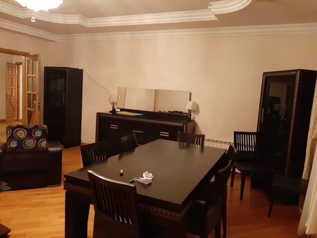 Kirayə 4 otaqlı mənzil, 215 m², Nizami: 1 000 ₼/ay 4