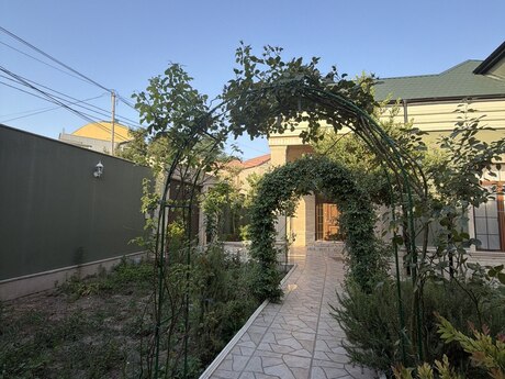 6 otaqlı həyət evi/bağ evi - Bakıxanov q. - 450 m²