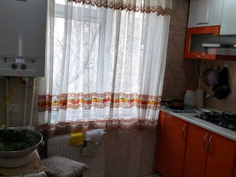 3 otaqlı köhnə tikili - Elmlər Akademiyası m. - 70 m²