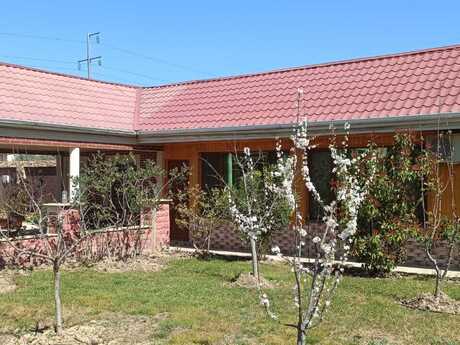 5 otaqlı həyət evi/bağ evi - Novxanı q. - 350 m²