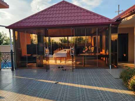 6 otaqlı həyət evi/bağ evi - Novxanı q. - 240 m²