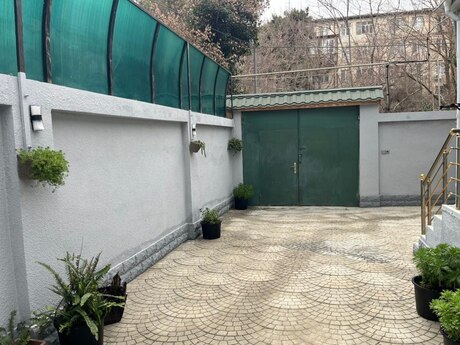 4 otaqlı həyət evi/bağ evi - Memar Əcəmi m. - 120 m²