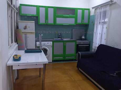 2 otaqlı həyət evi/bağ evi - İnşaatçılar m. - 40 m²
