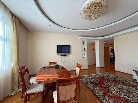 3-комн. новостройка - м. 28 мая - 130 м²