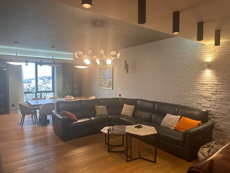 Elan №6312452 - Bakı, Nizami m., 5 otaqlı, 200 m², 15/18 mərtəbə