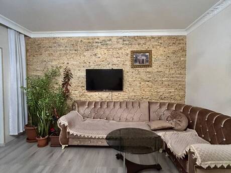 5 otaqlı köhnə tikili - İnşaatçılar m. - 130 m²