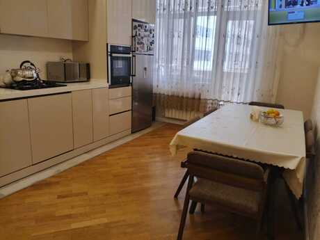 4-комнатная квартира, 150 м², 8 Noyabr: 448 000 ₼ 4