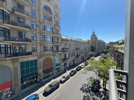 Elan №5980649 - Bakı, Sahil m., 4 otaqlı, 220 m², 3/9 mərtəbə