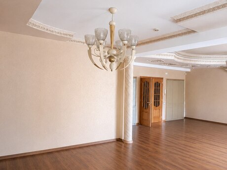 5 otaqlı mənzil, 550 m², 28 May: 590 000 ₼ 2