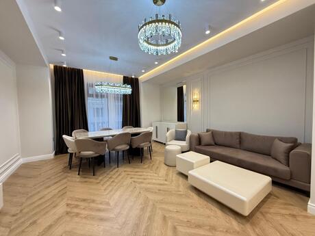 3 otaq · 130 m² · 4/7 mərtəbə, Ağ şəhər