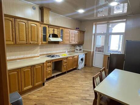 5-room apartment for rent, 220 m², İnşaatçılar: 900 ₼/mo 5