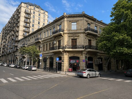 Объявление №6327083 - Баку, м. Сахил, 3-комн., 120 м², 1/3 этаж