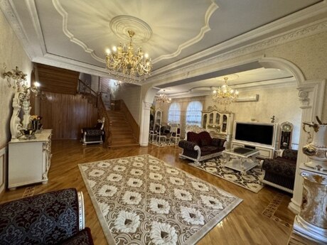 8 otaqlı həyət evi/bağ evi - Nəsimi m. - 650 m²