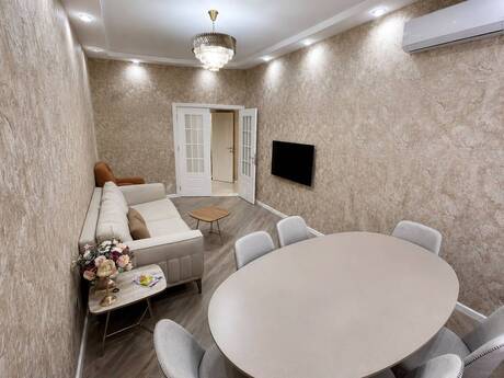 3-комн. новостройка - м. 28 мая - 90 м²