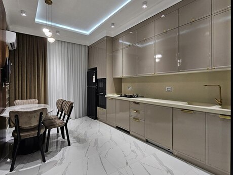 4 otaqlı yeni tikili - Şah İsmayıl Xətai m. - 190 m²