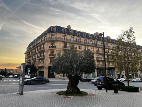 3 otaq · 138 m² · 5/7 mərtəbə, Ağ şəhər