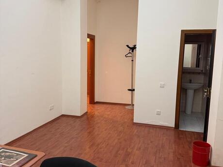 8 otaqlı ofis - İnşaatçılar m. - 235 m²