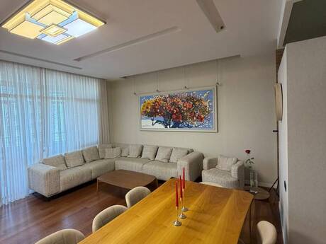 4 otaq · 226 m² · 9/18 mərtəbə, Elmlər Akademiyası