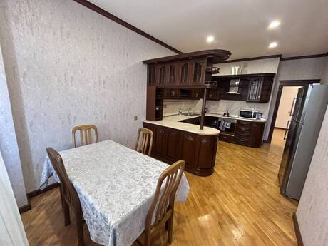 Kirayə 4 otaqlı mənzil, 200 m², Nizami: 1 700 ₼/ay 3