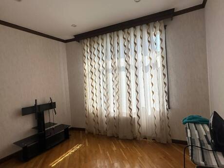 Kirayə 5 otaqlı mənzil, 240 m², 28 May: 1 800 ₼/ay 4