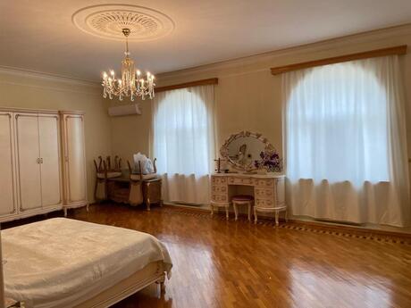 7 otaqlı həyət evi/bağ evi - Nəsimi m. - 650 m²