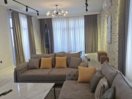 6 otaqlı həyət evi/bağ evi - Badamdar q. - 450 m²