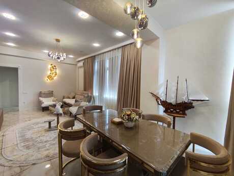 4-комнатная квартира, 130 м², Koroğlu: 450 000 ₼ 4