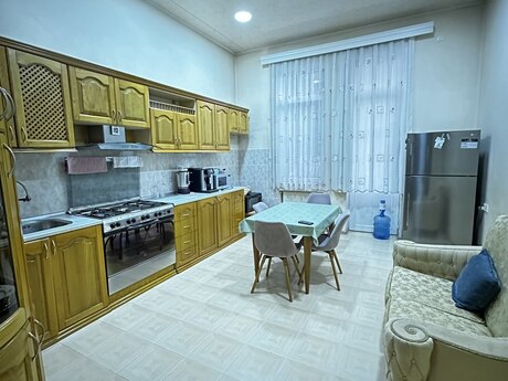9 otaqlı həyət evi/bağ evi - Nəsimi m. - 450 m²