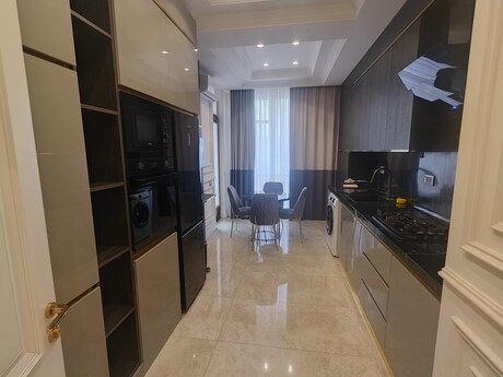 3-комн. новостройка - м. 28 мая - 135 м²