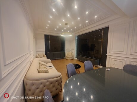 3-комн. новостройка - м. 28 мая - 135 м²