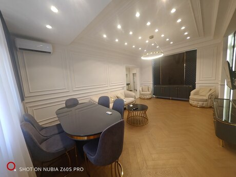 3-комн. новостройка - м. 28 мая - 135 м²
