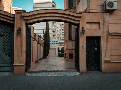 8 otaqlı həyət evi/bağ evi - 20 Yanvar m. - 600 m²