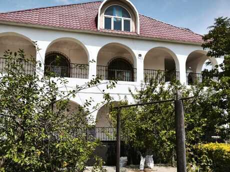 6 otaqlı həyət evi/bağ evi - Novxanı q. - 330 m²