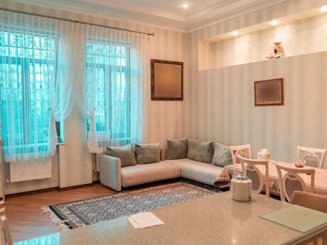 8 otaqlı həyət evi/bağ evi - 20 Yanvar m. - 606 m²