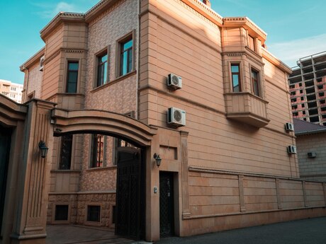 8 otaqlı həyət evi/bağ evi - 20 Yanvar m. - 606 m²