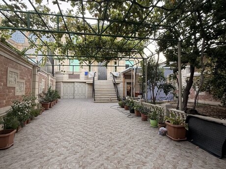 7 otaqlı həyət evi/bağ evi - Xocəsən m. - 300 m²