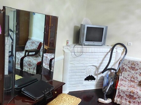 2 otaqlı həyət evi/bağ evi - İnşaatçılar m. - 45 m²