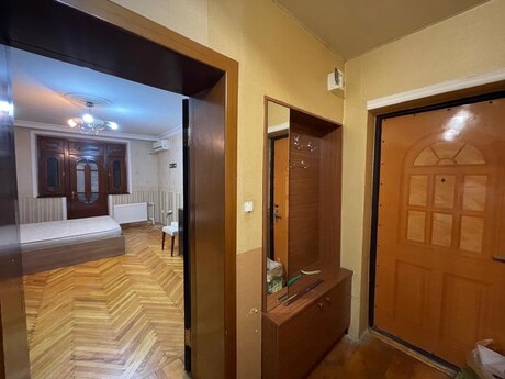 Neftçilərdə 3 otaqlı köhnə tikili mənzil satılır, 70 m², 190 000 AZN, şəkil 2 / 12