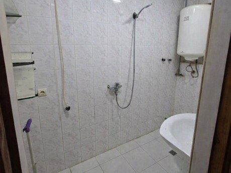 2 otaqlı köhnə tikili - Elmlər Akademiyası m. - 45 m²