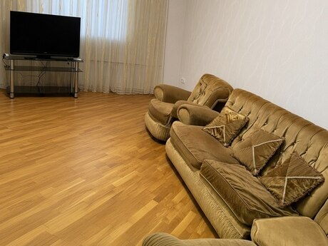 2 otaq · 84 m² · 1/13 mərtəbə, 8 Noyabr