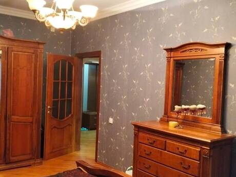 3-комн. вторичка - м. Элмляр Академиясы - 80 м²