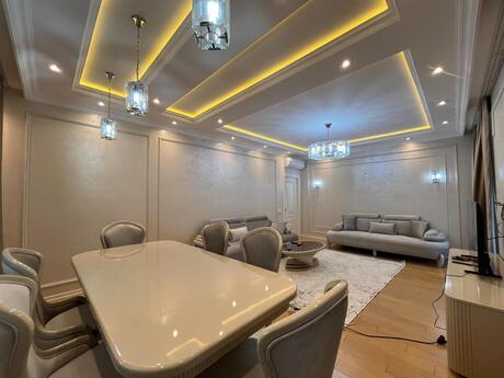 3-комн. новостройка - м. 8 ноября - 145 м²