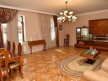7 otaqlı həyət evi/bağ evi - Bakıxanov q. - 464 m²