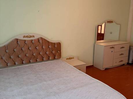 3-комн. вторичка - м. Элмляр Академиясы - 90 м²