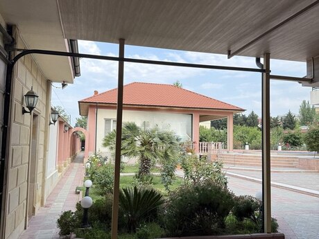 8 otaqlı həyət evi/bağ evi - Novxanı q. - 430 m²