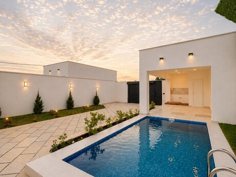 4 otaqlı həyət evi/bağ evi - Şüvəlan q. - 130 m²