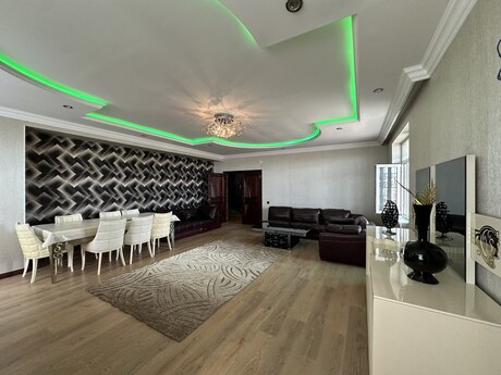 4 otaq · 300 m² · 17/18 mərtəbə, Azadlıq Prospekti